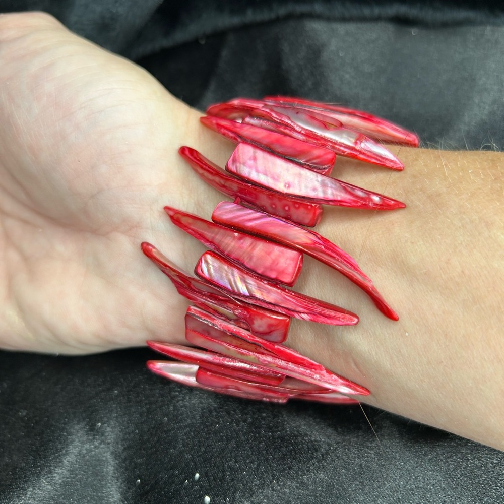 Elegant coral colored Shell Bracelet